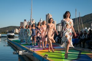 Rotas Comunicação - Agenda – Domingo (24) tem desfile de moda em passarela flutuante na Marina Itajaí
