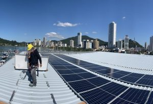 Marina Itajaí investe em sustentabilidade com painéis solares