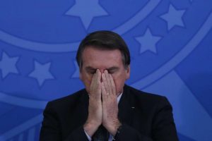 Reprovação a Bolsonaro dispara e chega à taxa recorde de 43%