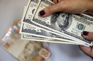 Dólar tem sexta alta seguida antes de decisão sobre juros