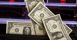 Em dois meses, dólar cai para menos de R$ 5. Até onde irá a queda?