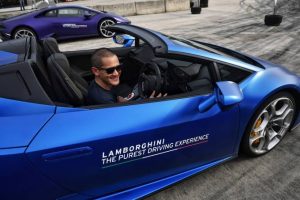 Com desfile de carros de luxo, parte de Bangcoc vive alheia à pandemia