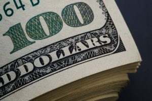 Dólar recua acompanhando exterior