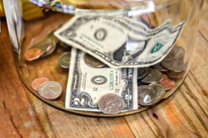 Dólar reverte queda e fecha acima de R$ 5,40