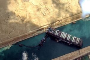 Atualização no canal de Suez: cargueiro volta a flutuar e tráfego é liberado