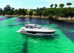 Azimut Yachts é o primeiro cliente europeu a testar novo sistema de ancoragem assistida da Volvo Penta