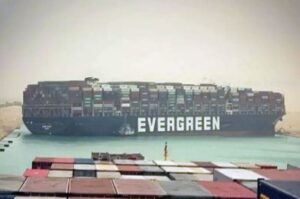 Navio que bloqueia o Canal de Suez pode levar semanas para ser movido