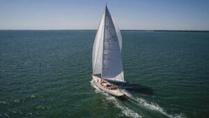 Veja 5 iates de madeira que combinam design clássico e tecnologia moderna