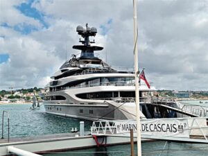 Mega iate à venda por 169 milhões em Cascais

