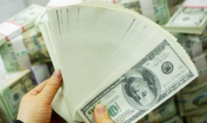 Por que dólar caiu agora abaixo de R$ 5 no Brasil?