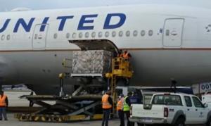 Lote com 300 mil doses da vacina da Janssen chega ao Brasil