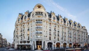 Hotel dos famosos com vista para a Torre Eiffel tem diárias de R$ 6 mil