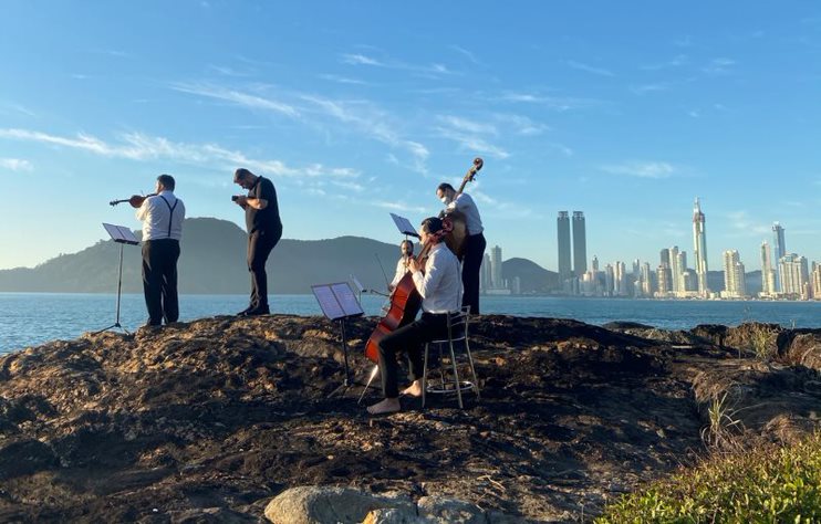 Rotas Comunicação - MÚSICA – Sobre a ‘Ilha das Cabras’, quinteto de cordas grava vídeo inédito em Balneário Camboriú, SC