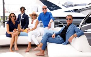 Roberto Justus e Ana Paula Siebert participam de lançamento de megaiate na França