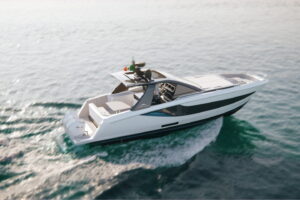 Este iate elegante e luxuoso é uma fera esportiva disfarçada, destinada a aventuras em alta velocidade