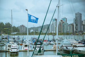 Doze praias e duas marinas de SC recebem selo Bandeira Azul