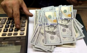 Dólar tem recuperação ante real após perdas recentes; mercado monitora tensão geopolítica