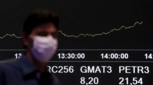 Dólar sobre pelo 4º dia, a R$ 5,159, maior valor em quase 1 mês; Bolsa cai