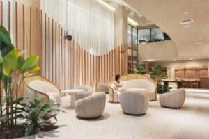 Hotel Qoya ressignifica luxo com design que acolhe