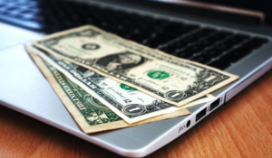 Dólar cai abaixo de R$ 5. É hora de comprar? Vai recuar mais? Veja dicas