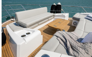 LOUNGES AO AR LIVRE SÃO PROTAGONISTAS EM IATE DE LUXO NO SÃO PAULO BOAT SHOW 2023
