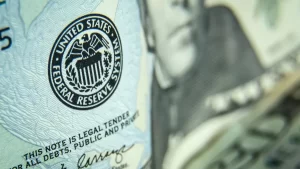 Dólar cai a R$ 4,926 com PIB melhor do que o esperado; Bolsa fica estável