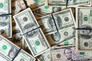 Dólar sobe e fecha a R$ 4,98, com tom mais pessimista para os juros nos EUA; Ibovespa avança