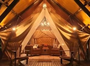 Parece Dubai, mas é na Grande Florianópolis: tenda de luxo como hospedagem chama a atenção
