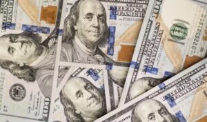 Dólar encerra sessão em leve alta e volta ao patamar de R$ 5,50
