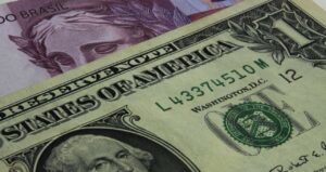 Bolsa e dólar fecham em baixa após nova decepção com a China