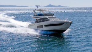 Novo Azimut Fly 56 traz mais conforto e desemoenho 
