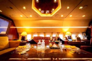 Avião Boeing 727 vira hospedagem de luxo no Airbnb, veja fotos
