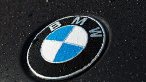 BMW domina o mercado de carros elétricos no Brasil com modelos de luxo e até 528 km de autonomia
