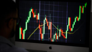 Dólar sobe para R$ 5,679; Bolsa bate recorde