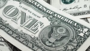 Dólar fecha em alta a R$ 5,56 por cautela com medidas fiscais e negociações EUA-China
