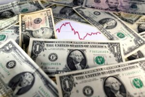 Dólar fecha em alta e Bolsa cai com foco em Jackson Hole e impasse entre Brasil e EUA