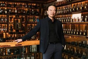 Conheça o Homem com a Coleção de Uísque Mais Valiosa do Mundo

