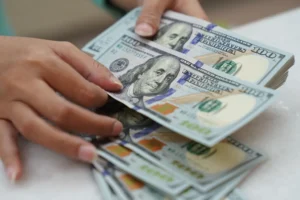 Dólar hoje vira e cai a R$ 5,38 enquanto mercado avalia condenação de Bolsonaro
