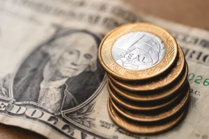 Dólar hoje sobe à espera de Fed e negociação entre EUA e China