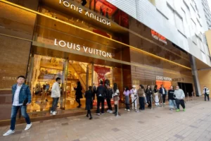 Ações da LVMH, dona da Louis Vuitton, saltam 13% após primeira alta nas vendas do ano
