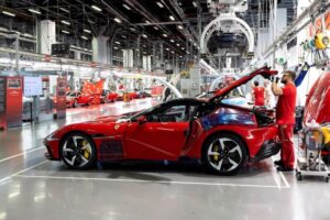 Ferrari apresenta chassi de seu primeiro carro elétrico, mas reduz metas do setor para 2030
