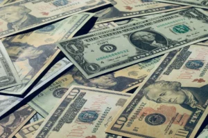 Dólar hoje tem leve queda a R$ 5,42, com “risco Flávio Bolsonaro” segurando ajustes