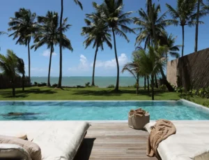 O novo hotel em estilo luxo rústico na praia do Patacho

