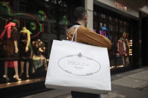 De Prada a Richemont: cinco marcas de luxo para investir em 2026, segundo o JPMorgan