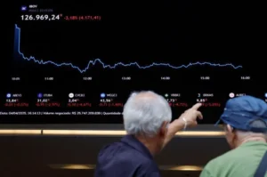 Dólar fecha a R$ 5,44; Ibovespa reverte queda com política no radar