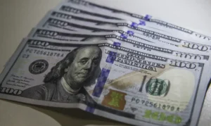 Dólar hoje sobe para R$ 5,372 com noticiário brasileiro esvaziado e foco no Powell