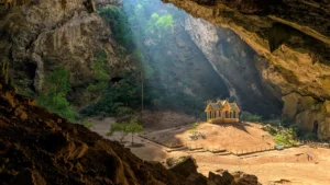 Caverna na Tailândia revela tesouro ao amanhecer 

